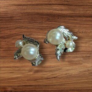 Marvella Vintage Faux Pearl Clip-On Earrings Gold-Tone Leaves Elegant Retro Jewe